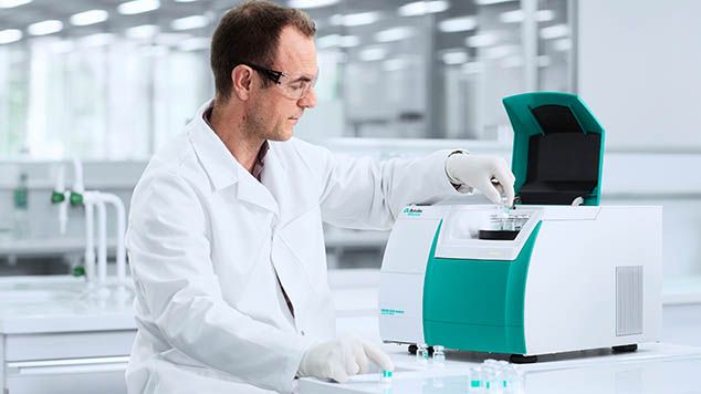 homem com o analyser ds2500